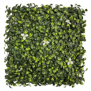 핑크 꽃과 가짜 살아있는 벽 잔디